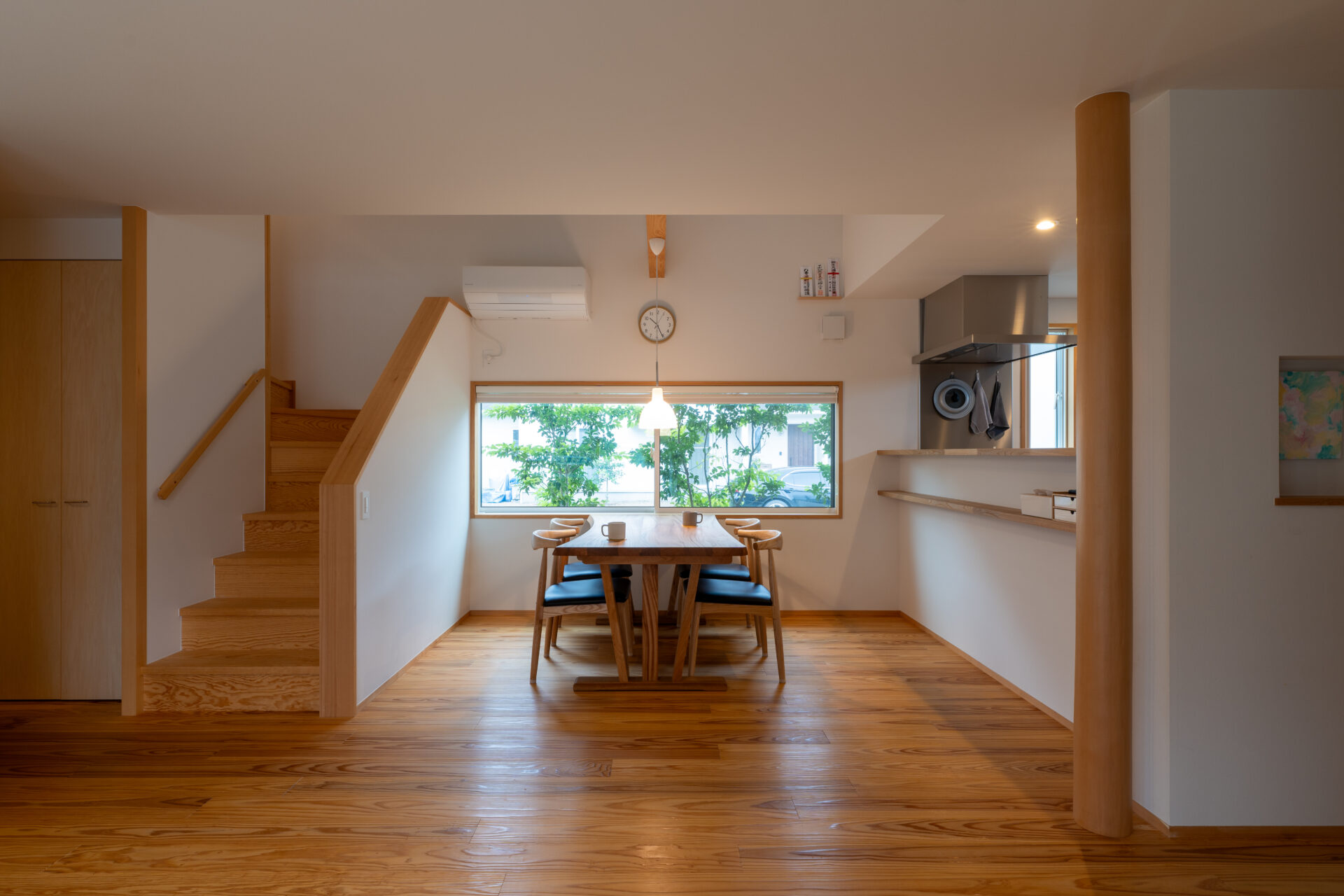 吹き抜けダイニングで家族が集まる家