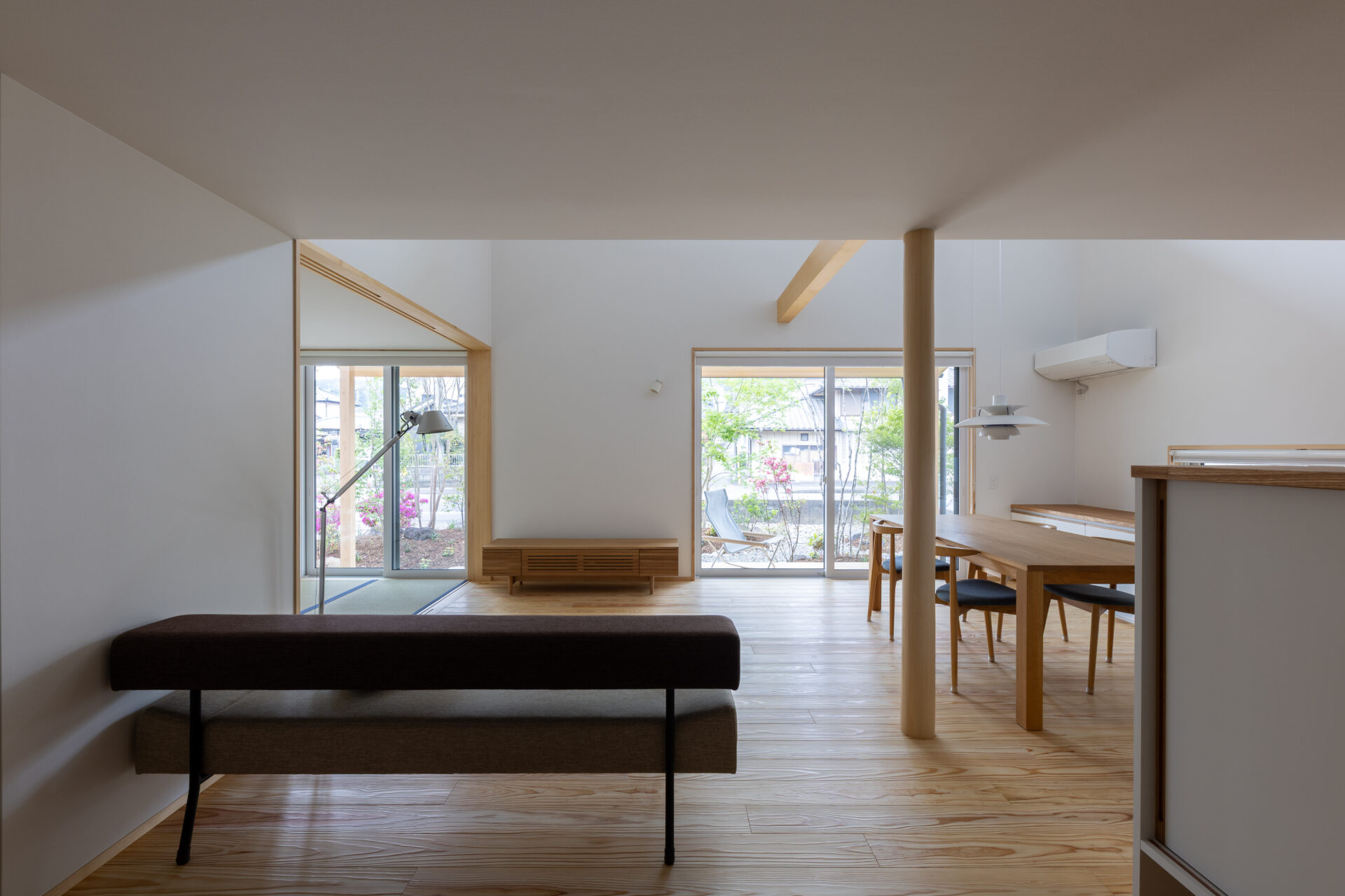 吹き抜けで家族とつながる家