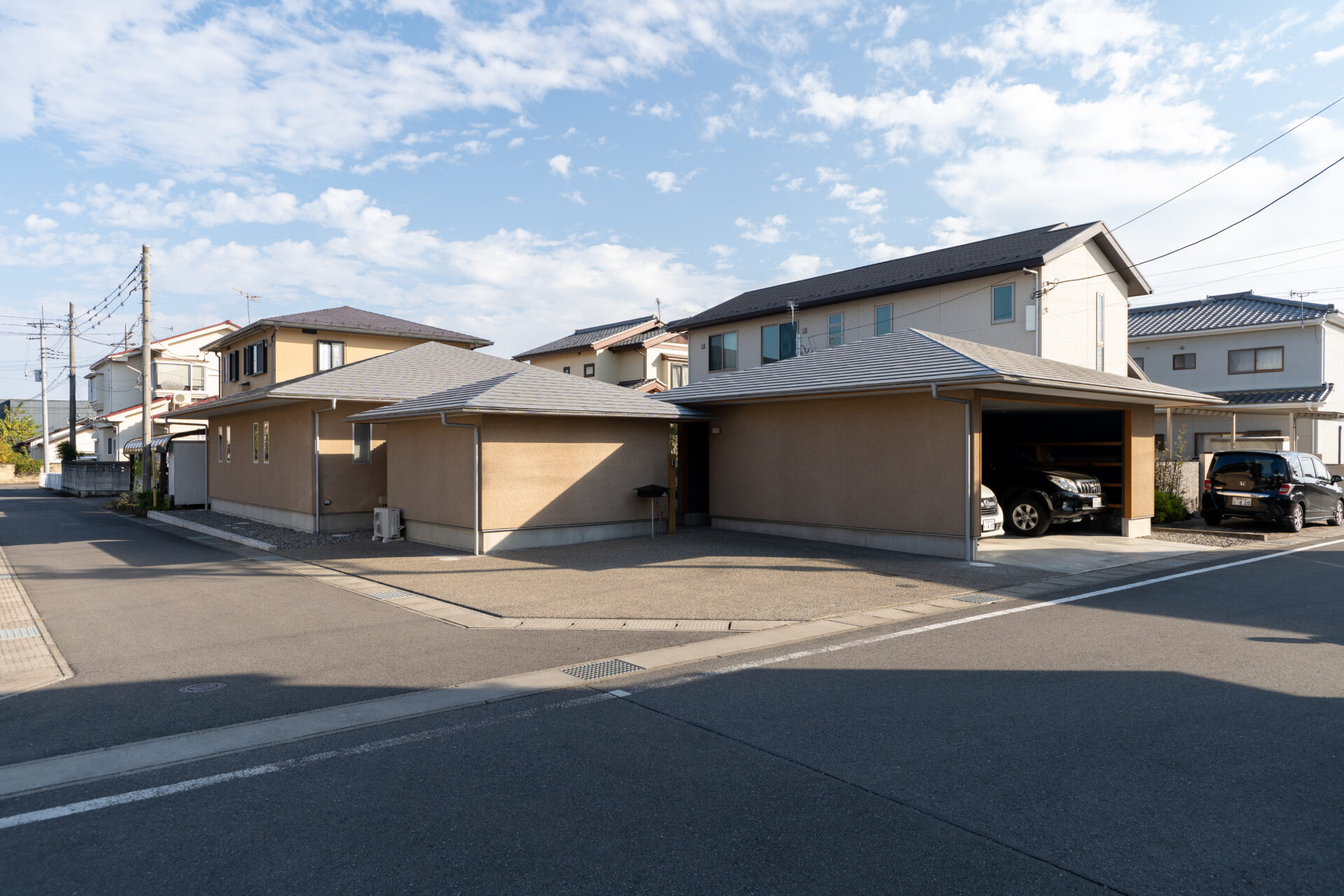 方形の屋根が3棟連なる、均整のとれた平屋