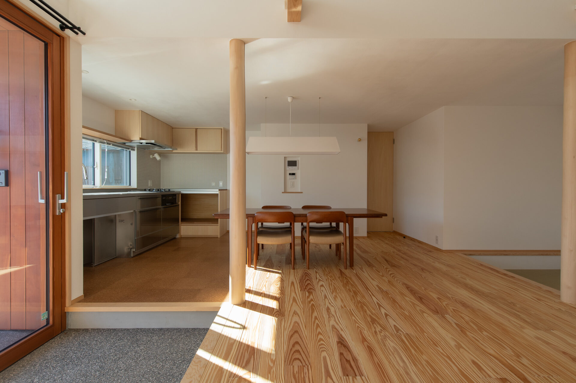 伸びやかに暮らす、4人家族の家